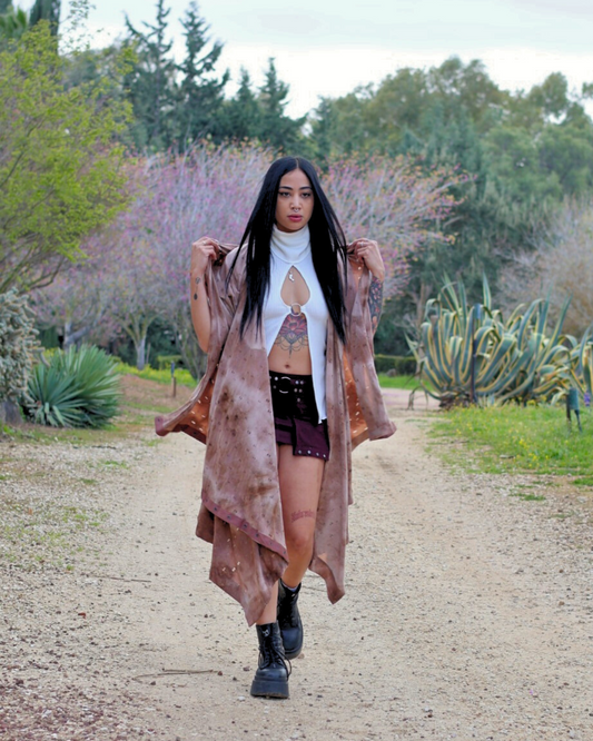  Washed mocha desert vest – earthy and bold festival-ready look by KESS
וסט אוברסייז  עם בד שטוף ומראה פראי. מושלם לפסטיבלים, מסיבות וטוטאל לוק ייחודי לנשים וגברים עם נוכחות.