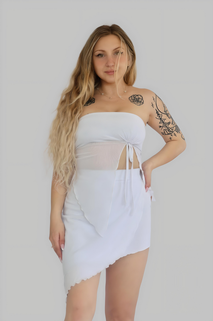 White strapless mesh tie top – dreamy and edgy summer festival look by KESS
טופ רשת סטרפלס לבן עם קשירה – מראה אלטרנטיבי ועדין למסיבות קיץ | KESS