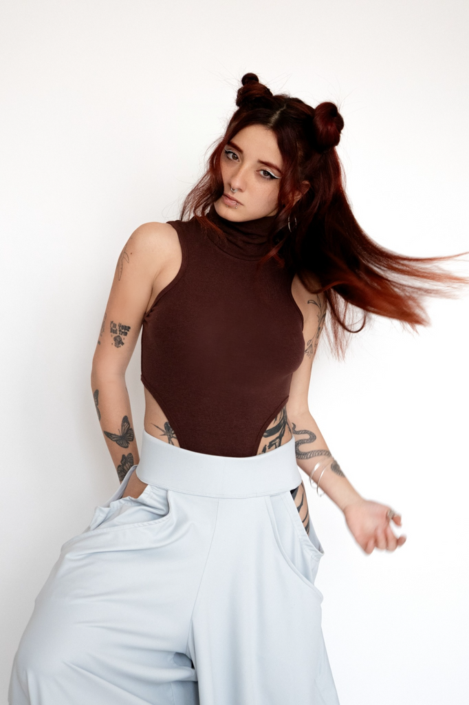 Burgundy high-cut bodysuit – sexy and powerful silhouette by KESS
בגד גוף בורדו בגזרה גבוהה – לוק סקסי ומלא נוכחות | KESS