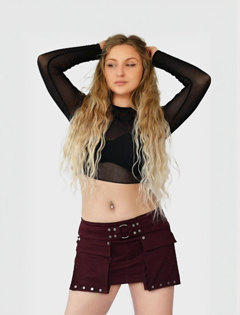 Festival-ready bordo pocket mini skirt – bold and alternative style by KESS
חצאית מיני בורדו עם כיסים – לוק לפסטיבלים ומסיבות | KESS
