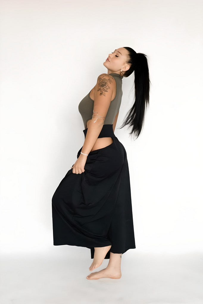 מכנסיים רחבים שחורים עם פתחים – לוק אלטרנטיבי לנשים | KESS
Black wide-leg pants with peekaboo cutouts – edgy and bold look by KESS