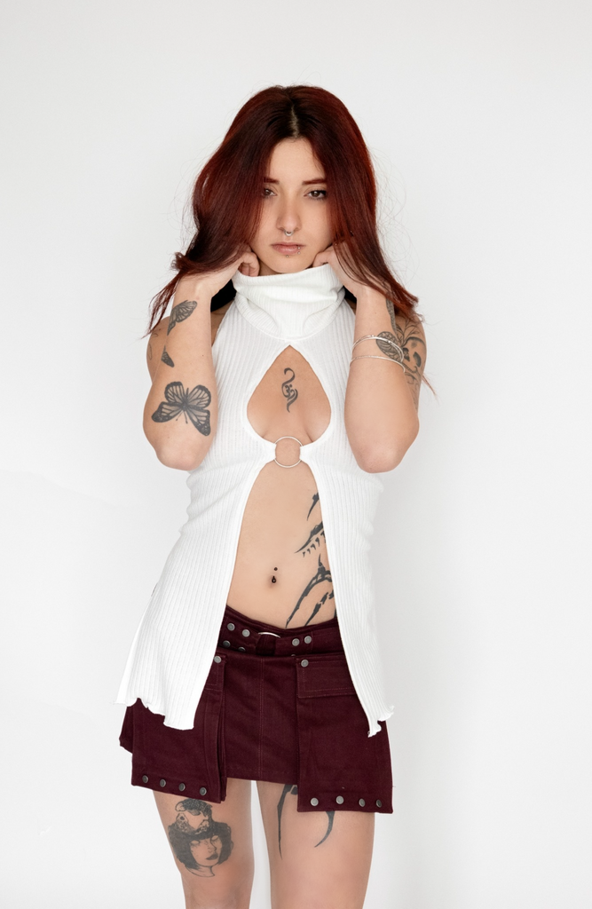 White turtleneck top with ring cutout – clean and bold festival look by KESS
טופ גולף לבן עם פתח קדמי וטבעת – לוק בולט ונקי לפסטיבלים | KESS