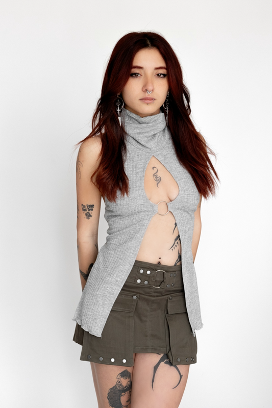 Light grey ringed turtleneck top – perfect for edgy layering looks by KESS טופ גולף אפור עם פתח וטבעת – מושלם ללוק שכבות אלטרנטיבי לוק למסיבת טבע | KESS