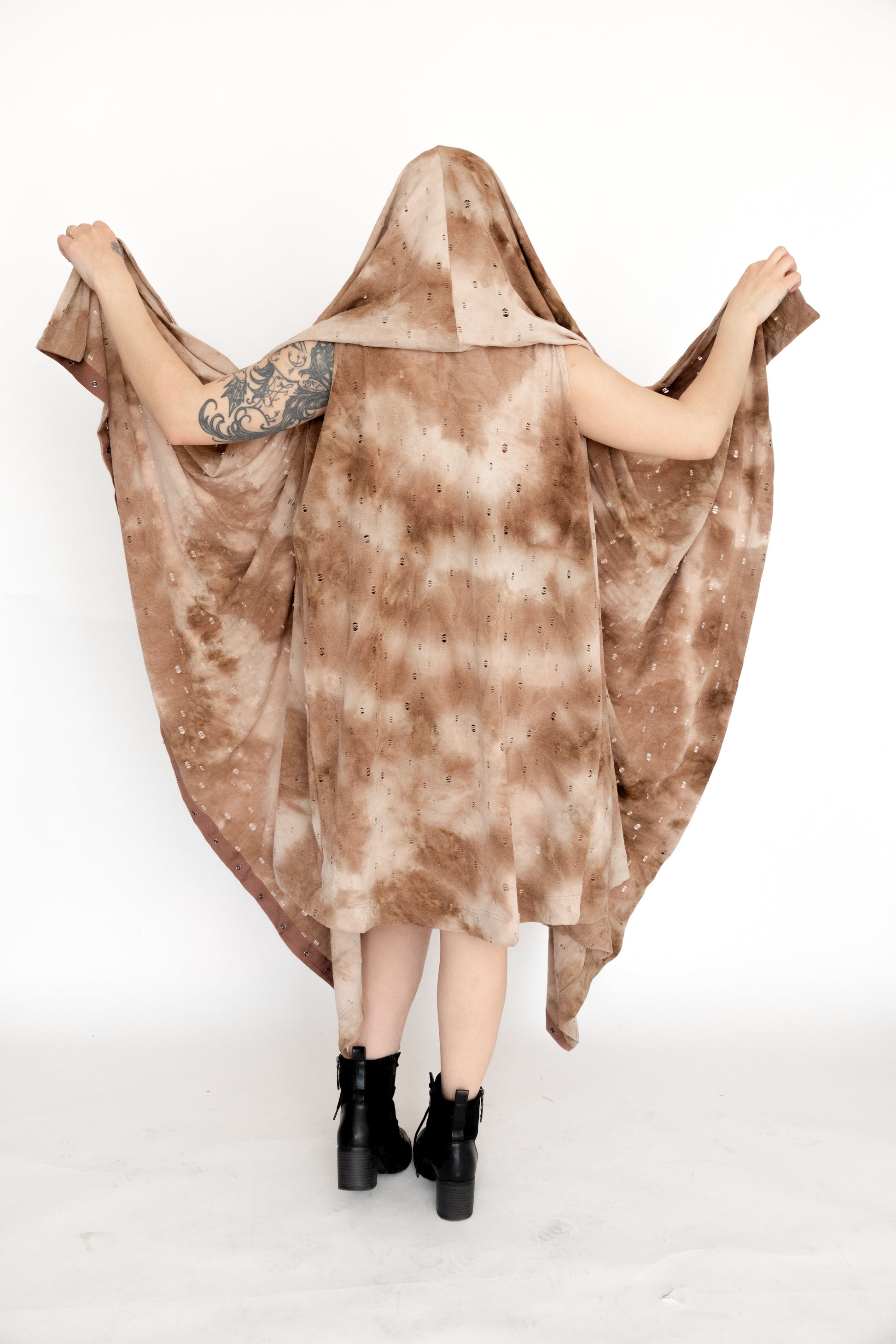  Washed mocha desert vest – earthy and bold festival-ready look by KESS
וסט אוברסייז  עם בד שטוף ומראה פראי. מושלם לפסטיבלים, מסיבות וטוטאל לוק ייחודי לנשים וגברים עם נוכחות.